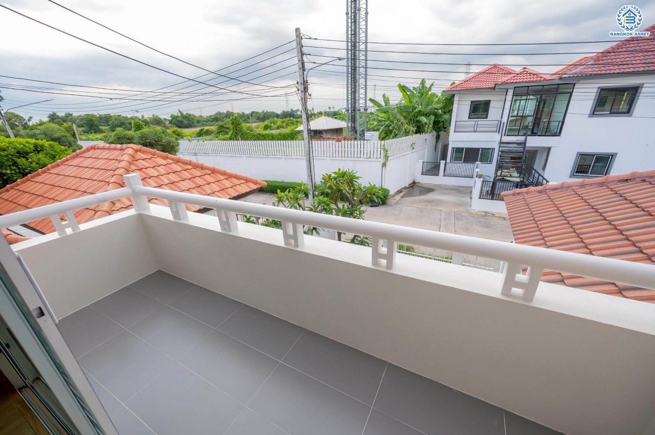 บ้านมือสองตกแต่งใหม่ โครงการ ชวนชื่น กรีนบาวด์ เนื้อที่ 54 ตร.ว. ฟังก์ชัน 3 ห้องนอน 3 ห้องน้ำ 1 ห้องอเนกประสงค์ จอดรถได้ 2 คัน บรรยากาศเงียบสงบเป็นส่วนตัว สิ่งอำนวยความสะดวกมากมาย! บนทำเลศักยภาพ หน้าโครงการติดถนนใหญ่ ใกล้จุดขึ้นทางด่วน "ศรีสมาน"